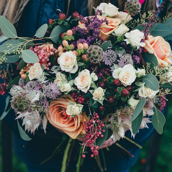 White and pink bouquet in vase